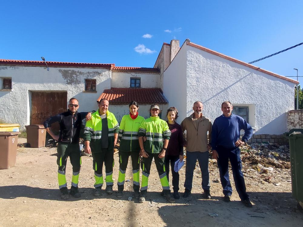 Imagen El alumnado de “Monegros Sostenible II” realiza prácticas en varios puntos de recogida de residuos voluminosos del territorio