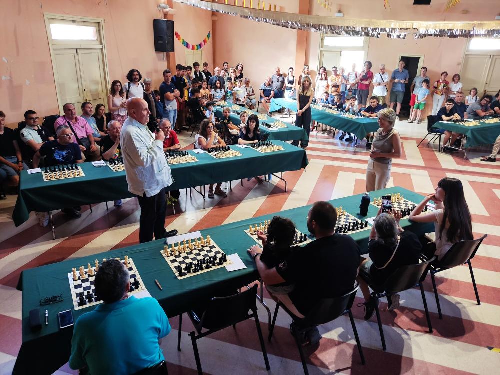 Imagen Pleno de victorias para la familia Cramling-Bellón en las simultáneas del Torneo de Ajedrez de Alcubierre