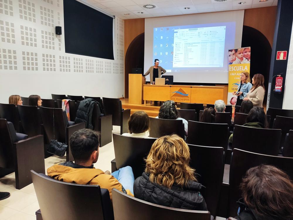 Imagen Familias de la Escuela Infantil Comarcal y profesionales de la Comarca de Monegros reciben formación sobre la teoría del apego con el fin de contribuir al bienestar integral de los niños y niñas del territorio