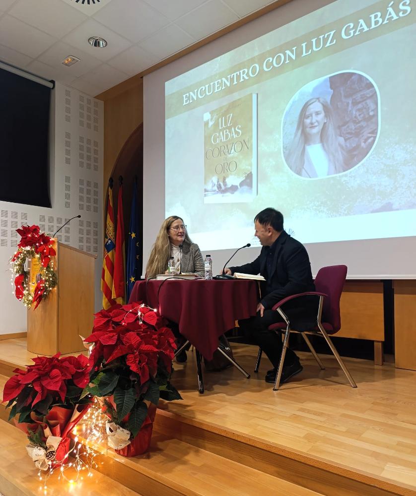 Imagen Los Monegros se vuelca con Luz Gabás en un encuentro con clubes de lectura de la comarca que giró en torno a la presentación de su última novela “Corazón de oro”