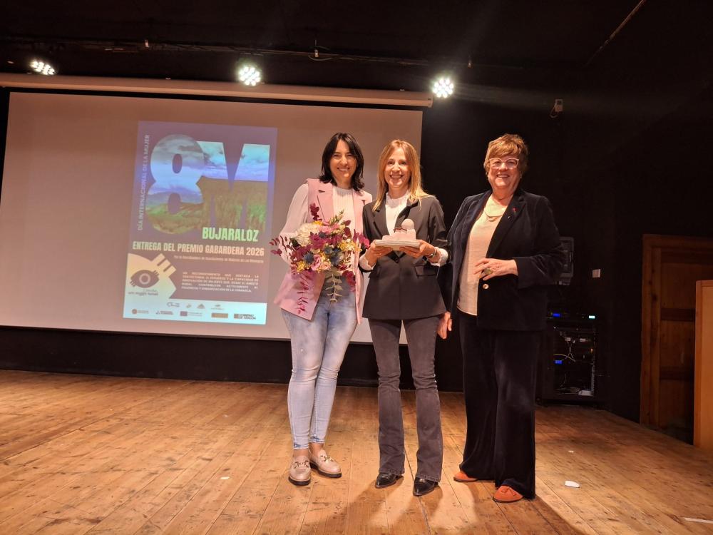 Imagen La Coordinadora de Asociaciones de Mujeres de Los Monegros conmemora el 8M en Bujaraloz y reconoce a la fisioterapeuta Irene Fernández Arcal con el Premio Gabardera 2026 por su apuesta emprendedora en el medio rural