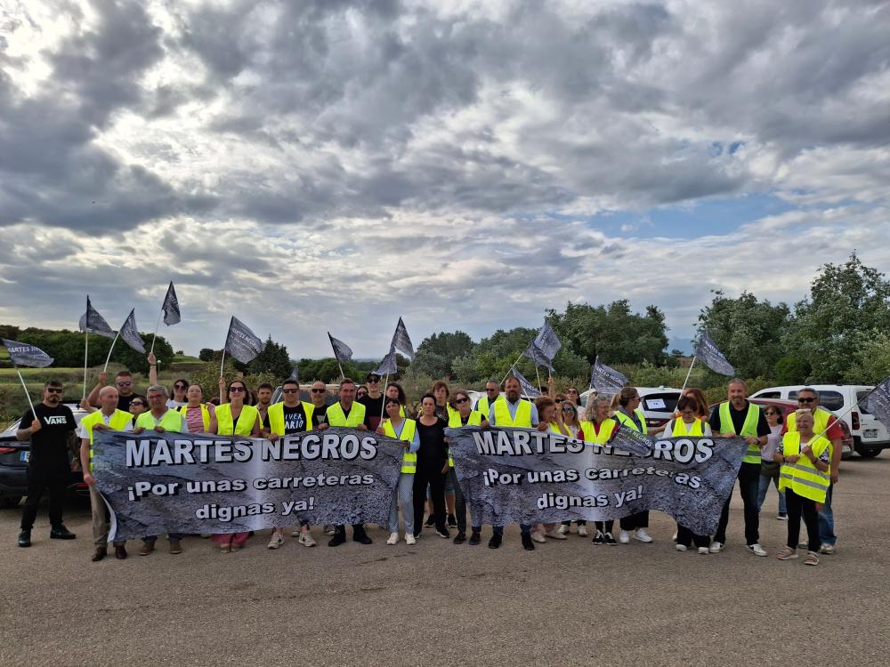 Imagen Una marcha lenta de vehículos clama soluciones ante el estado de la A-131 en el tercer “Martes Negro” que ha tenido lugar esta tarde para exigir unas carreteras dignas y seguras en Los Monegros