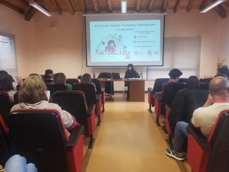 Imagen Finaliza con éxito el taller de familias “Conectar y proteger”...