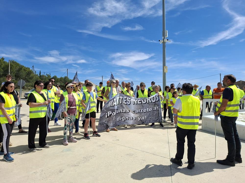 Imagen Los Monegros vuelve a reclamar unas carreteras dignas y seguras en el sexto “Martes Negro” que tuvo lugar ayer en Monegrillo para denunciar el estado de la A-1104