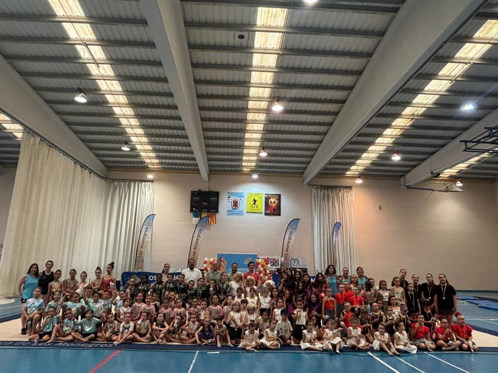 Imagen Más de cien participantes brillaron en la exhibición de la Escuela Comarcal de Gimnasia Rítmica y Dance Kids que pone el broche final al curso