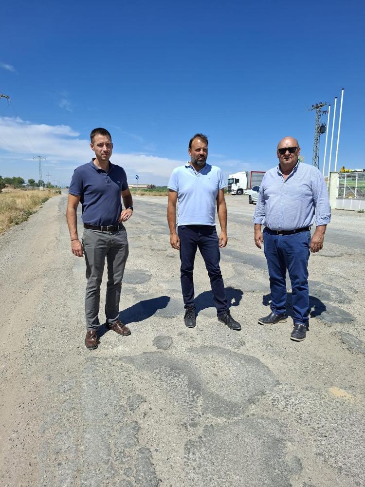 Imagen La Comarca, la Cooperativa y la Asociación de Empresarios de Los Monegros piden amparo al Justicia de Aragón ante el alarmante estado de “desastre” de la cabañera ubicada en Sariñena entre las carreteras A-131 y la A-129