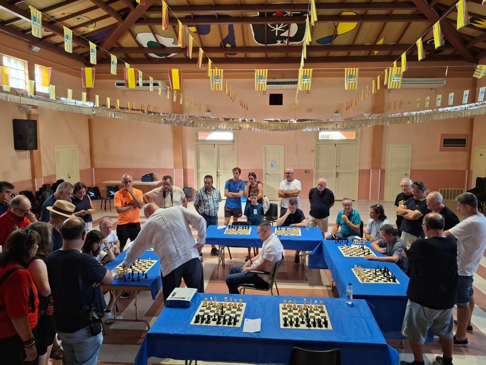 Imagen El campeón del mundo de invidentes, Daniel Pulvett, deslumbra en Alcubierre con una exhibición histórica de partidas simultáneas a la ciega